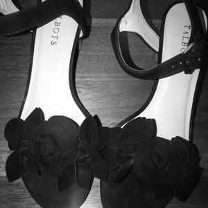Classy & beautiful suede heels with delicate flowers on front!